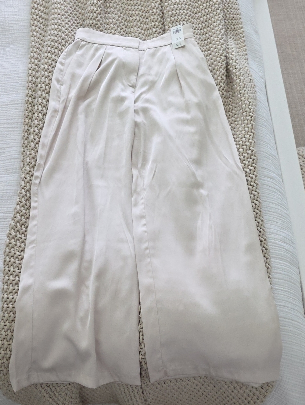 Abercrombie & Firch Wide Leg Satin Pants in Cream